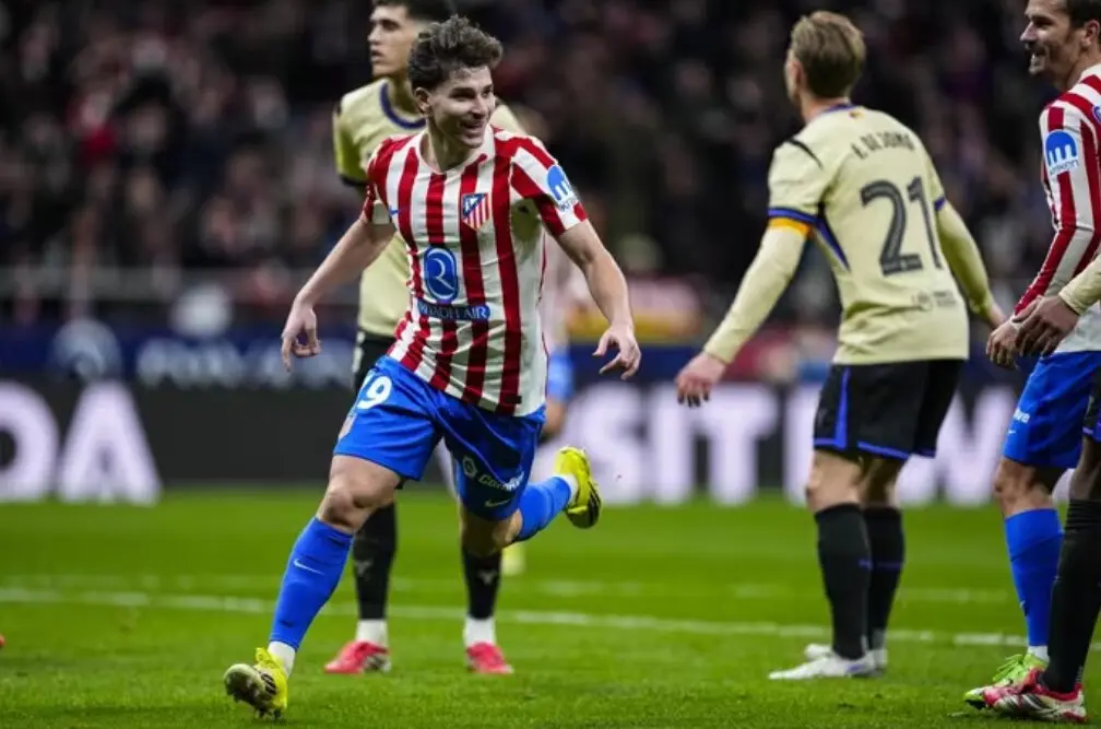 Juli&aacute;n &Aacute;lvarez celebrando su gol ante el Barcelona