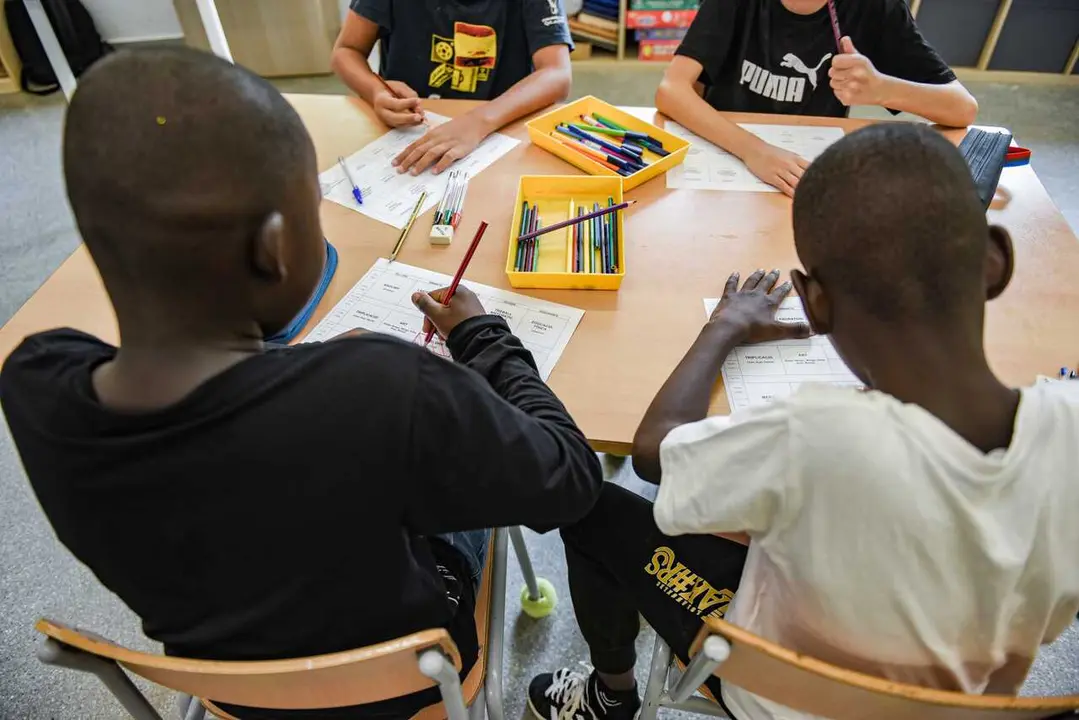 Archivo - Varios ni&ntilde;os en el colegio
