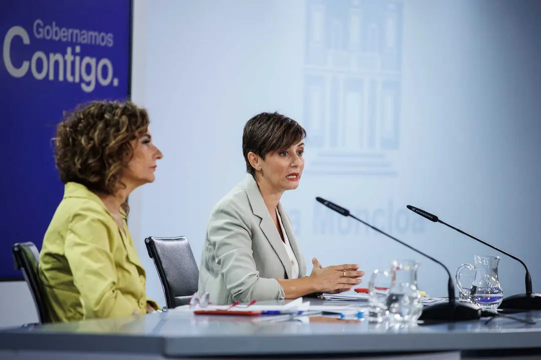Archivo - La vicepresidenta primera del Gobierno y  ministra de Hacienda, Mar&iacute;a Jes&uacute;s Montero, y la ministra de Vivienda y Agenda Urbana, Isabel Rodr&iacute;guez. 