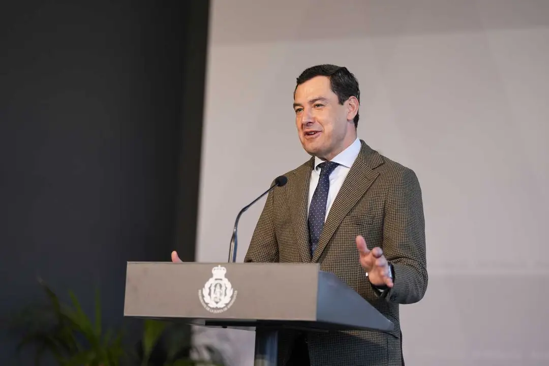 El presidente de la Junta de Andaluc&iacute;a, Juanma Moreno, interviene diurante la presentaci&oacute;n de la publicaci&oacute;n '100 mujeres referentes en la industria andaluza'. A 13 de febrero de 2026, en Sevilla (Andaluc&iacute;a, Espa&ntilde;a). El presidente de la Junta de Andaluc&iacute;a