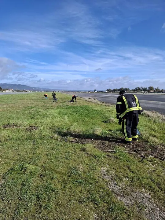 Operarios del Aeropuerto de C&oacute;rdoba trabajan en la limpieza tras las constantes borrascas que provocaron la subida del r&iacute;o Guadalquivir, en febrero de 2026.