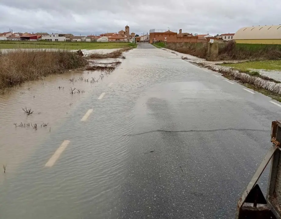 Una carreteras cortada en la provincia de &Aacute;vila debido a la presencia de balsas de agua en la calzada