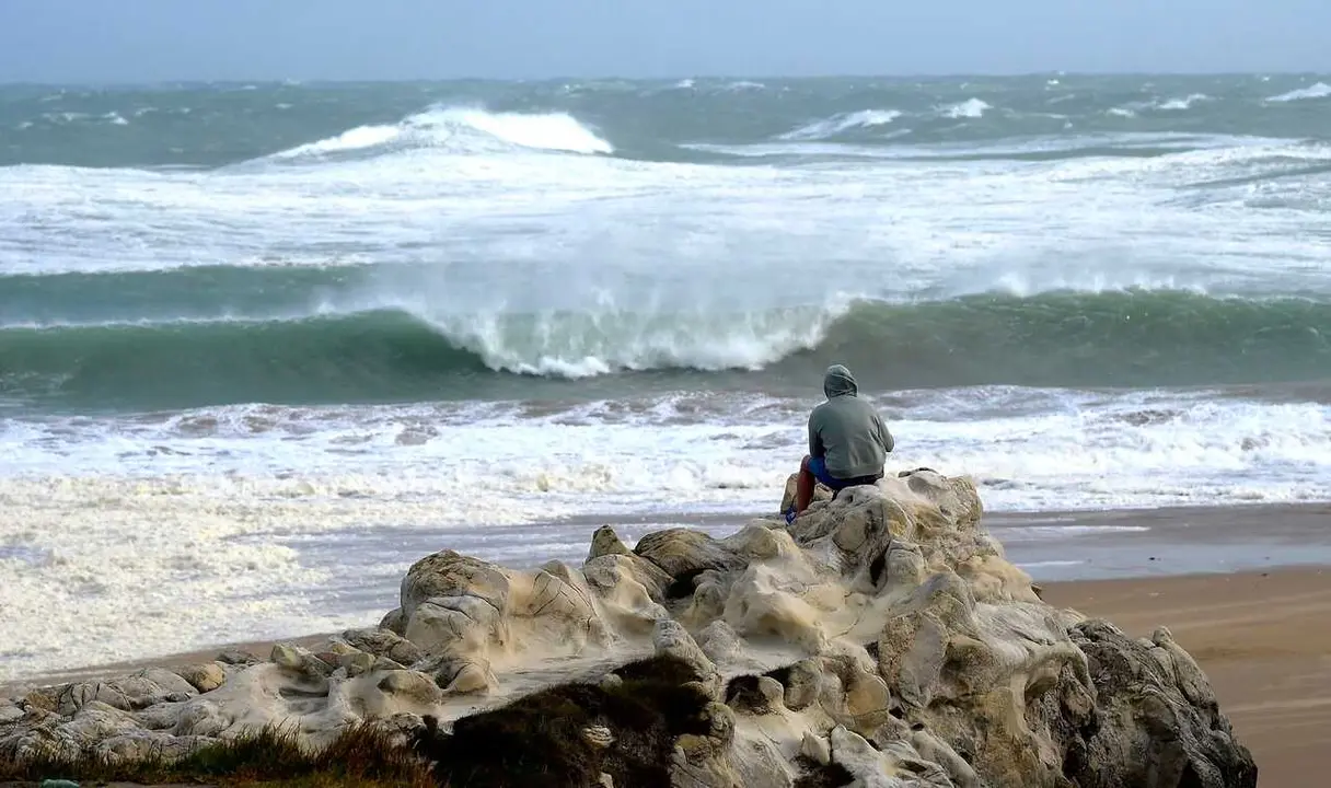 23/10/25 Santander 
Un chico observa las olas producidas por la borrasca Benjamin en la playa de San Juan de la Canal 
EUROPA PRESS NACHO CUBERO