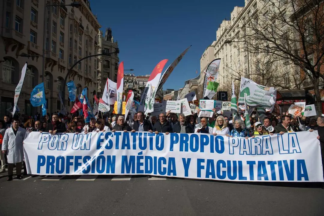 Manifestantes portan pancarta con lema 'Por un estatuto propio para la profesi&oacute;n m&eacute;dica y facultativa' durante la manifestaci&oacute;n contra el Estatuto Marco del Ministerio de Sanidad, a 14 de febrero de 2026, en Madrid (Espa&ntilde;a). La Confederaci&oacute;n Estatal de Si