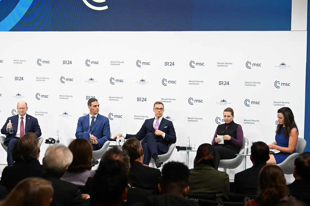 El presidente del Gobierno espa&ntilde;ol, Pedro S&aacute;nchez, enun panel de la Conferencia de Seguridad de M&uacute;nich junto al presidente de Finlandia, Alexander Stubb; la primera ministra de Dinamarca, Mette Frederiksen; y el senador estadounidense Christopher A. Coons