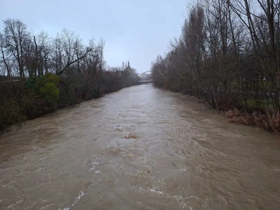 Crecida del r&iacute;o Arga a su paso por Pamplona.