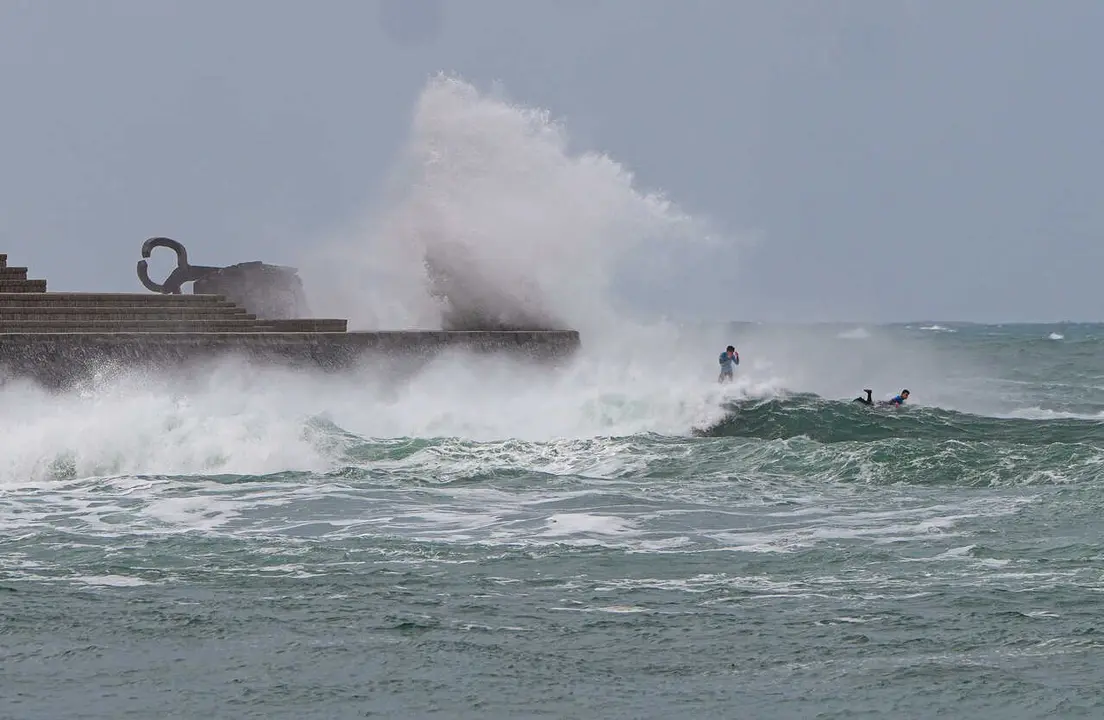 Oleaje en la playa de Ondarreta, a 31 de enero de 2026, en San Sebasti&aacute;n, Guip&uacute;zcoa, Pa&iacute;s Vasco (Espa&ntilde;a)