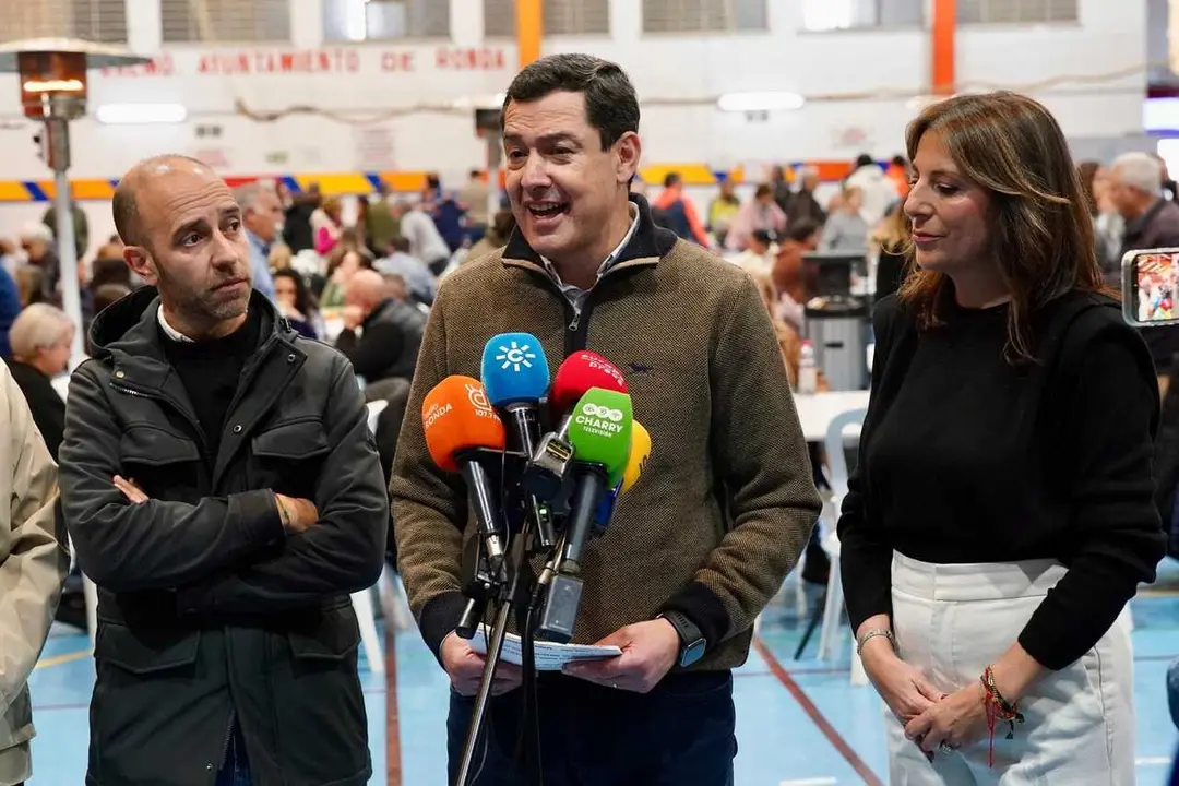 El presidente de la Junta, Juanma Moreno, este domingo en Ronda (M&aacute;laga) acompa&ntilde;ado por el alcalde de Grazalema (C&aacute;diz) y la alcaldesa de Ronda.
