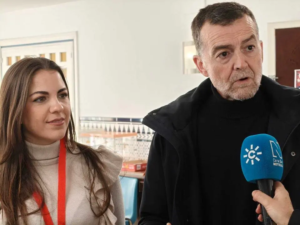 El coordinador federal de IU y candidato de la coalici&oacute;n Por Andaluc&iacute;a a la Junta, Antonio Ma&iacute;llo, este domingo en declaraciones a los medios en Sevilla.