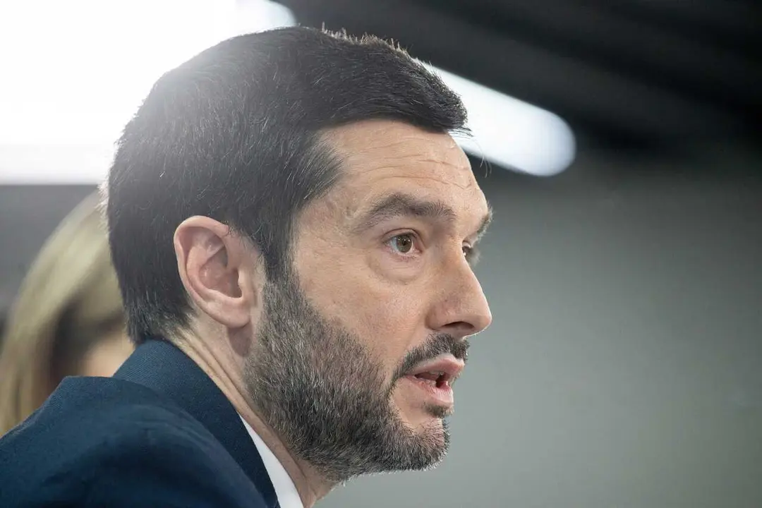 El ministro de Derechos Sociales, Consumo y Agenda 2030, Pablo Bustinduy, durante una rueda de prensa tras la reuni&oacute;n del Consejo de Ministros, a 10 de febrero de 2026, en Madrid (Espa&ntilde;a).  El Consejo de Ministros aprueba este martes una nueva Estrategia 