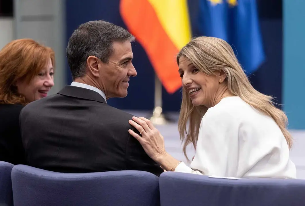 El presidente del Gobierno, Pedro S&aacute;nchez,  y la vicepresidenta segunda y ministra de Trabajo y Econom&iacute;a Social, Yolanda D&iacute;az, durante el acto de la firma del acuerdo para la subida del SMI para 2026, en la sede del Ministerio de Trabajo