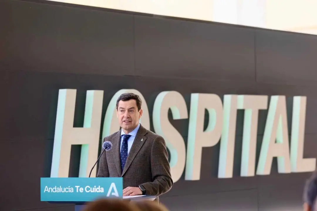 El presidente de la Junta de Andaluc&iacute;a, Juanma Moreno, este lunes, durante una visita al Hospital Universitario Torrec&aacute;rdenas de Almer&iacute;a