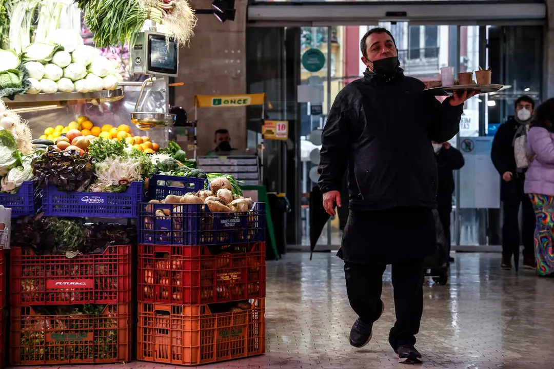 ROBER SOLSONA&hellip;20220324&hellip;.VALENCIA&hellip;..MERCADO CENTRAL DE VALENCIA DONDE NO SE PERCIBE DESABASTECIMIENTO DE PRODUCTOS POR LA HUELGA DE TRANSPORTISTAS, Y PIDEN A LOS CLIENTES QUE NO CAIGAN EN EL EFECTO DEL PAPLE HIGI&Eacute;NICO.