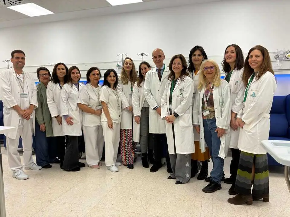  Equipo directivo y profesionales de Alergolog&iacute;a e Inmunolog&iacute;a visitan el Hospital de D&iacute;a  (2) 