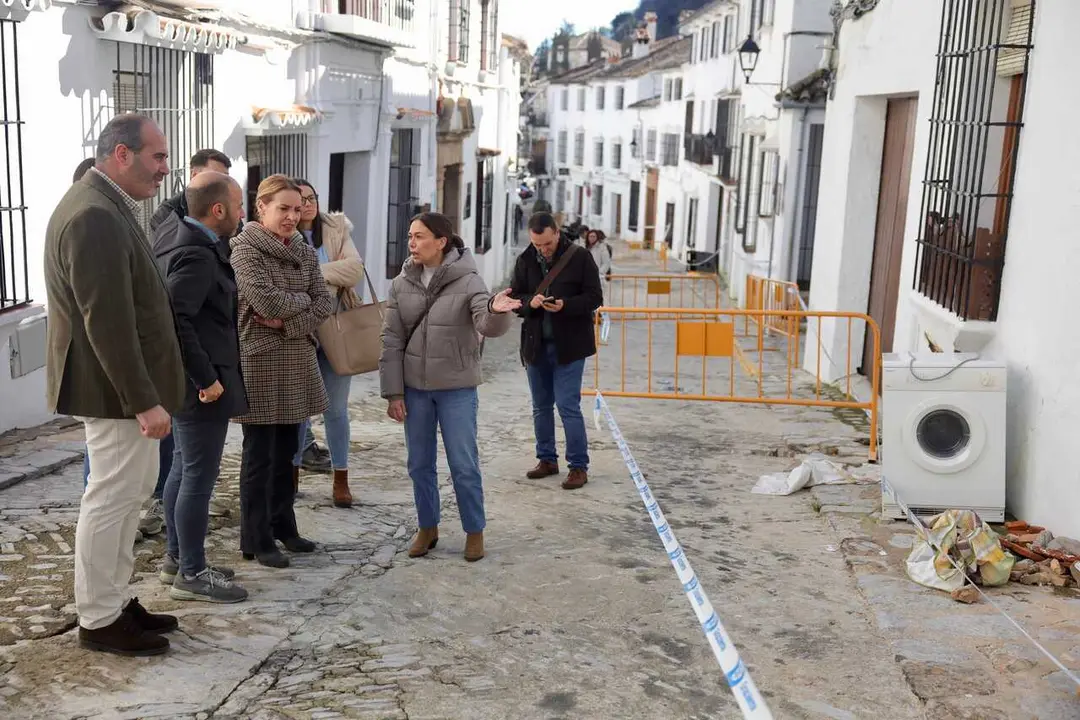 La presidenta de la Diputaci&oacute;n de C&aacute;diz, Almudena Mart&iacute;nez, visita Grazalema junto a su alcalde, Carlos Garc&iacute;a.