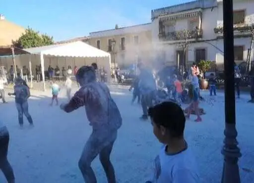  Guadalc&aacute;zar y sus tradiciones m&aacute;s singulares: la batalla de la harina y el Domingo de Pi&ntilde;ata vuelven a llenar de vida sus calles 