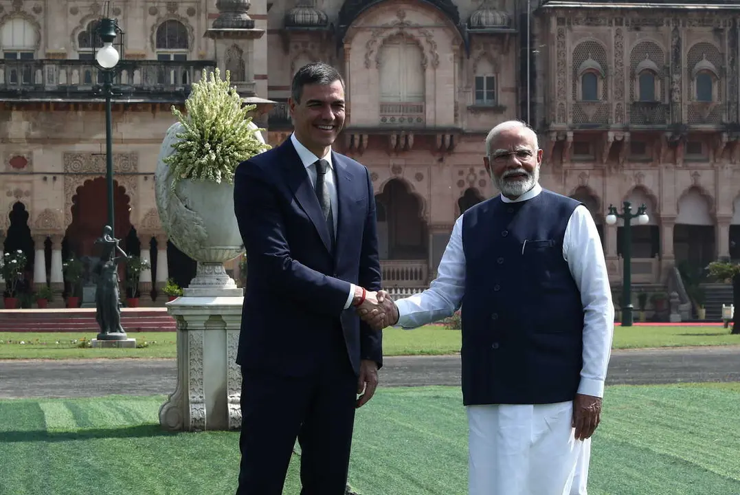 Archivo - El presidente del Gobierno, Pedro S&aacute;nchez (i) y el primer ministro indio, Narendra Modi (d), posan frente al Palacio Lakhsmi Vilas en Vadodara, durante su visita oficial a la Rep&uacute;blica de la India, a 28 de octubre de 2024, en Vadodara (India).