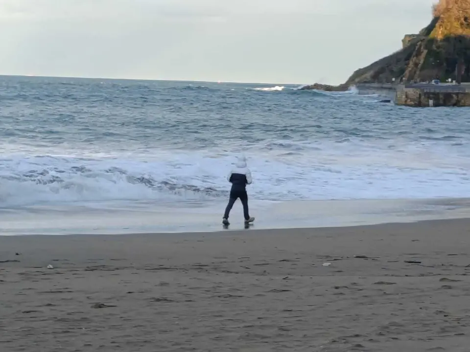 Playa vizca&iacute;na con oleaje
