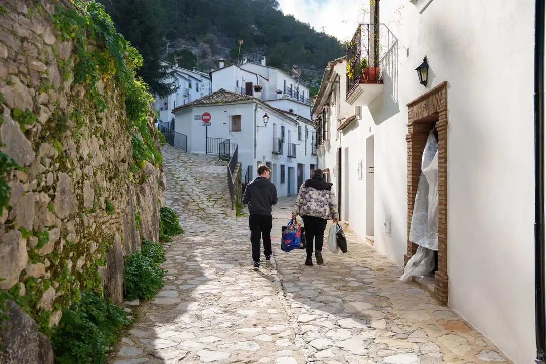Llegada de los primeros vecinos desalojados a Grazalema (C&aacute;diz)