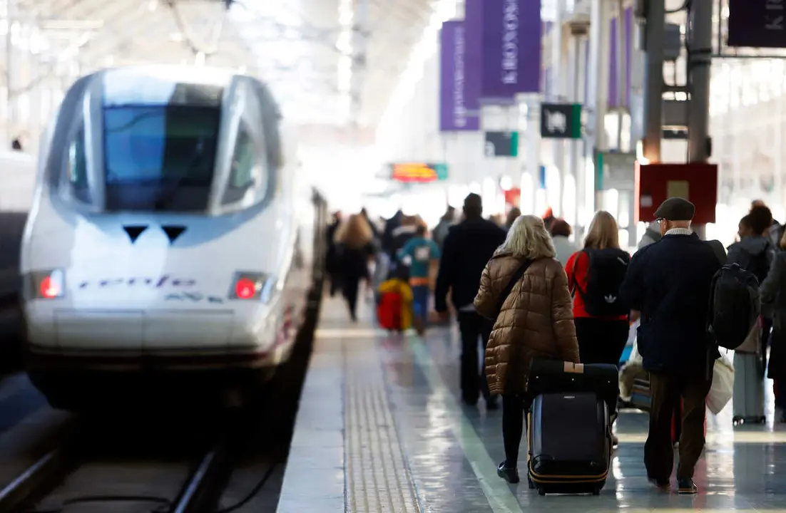Miles de personas se dirigen  a coger el Ave en la Estaci&oacute;n Mar&iacute;a Zambrano de la capital, en el primer d&iacute;a de la Operaci&oacute;n salida Navidad 2022, donde s&eacute;  prev&eacute; m&aacute;s de 4 millones de desplazamientos en la comunidad andaluza a 23 de diciembre de 2022 en M&aacute;laga, Andaluc&iacute;a.