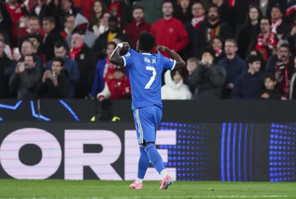 Vinicius Jr celebrando frente a la tensa afici&oacute;n del Benfica