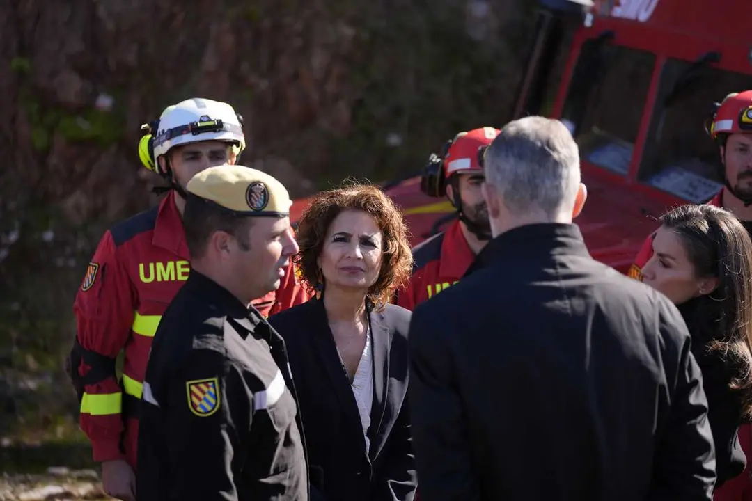 Los Reyes Felipe VI y Letizia, acompa&ntilde;ados de la vicepresidenta primera y ministra de Hacienda, Mar&iacute;a Jes&uacute;s Montero, saludan a miembros de los servicios de emergencias a su llegada a Adamuz (C&oacute;rdoba) tras el accidente de tren. (Foto de archivo).