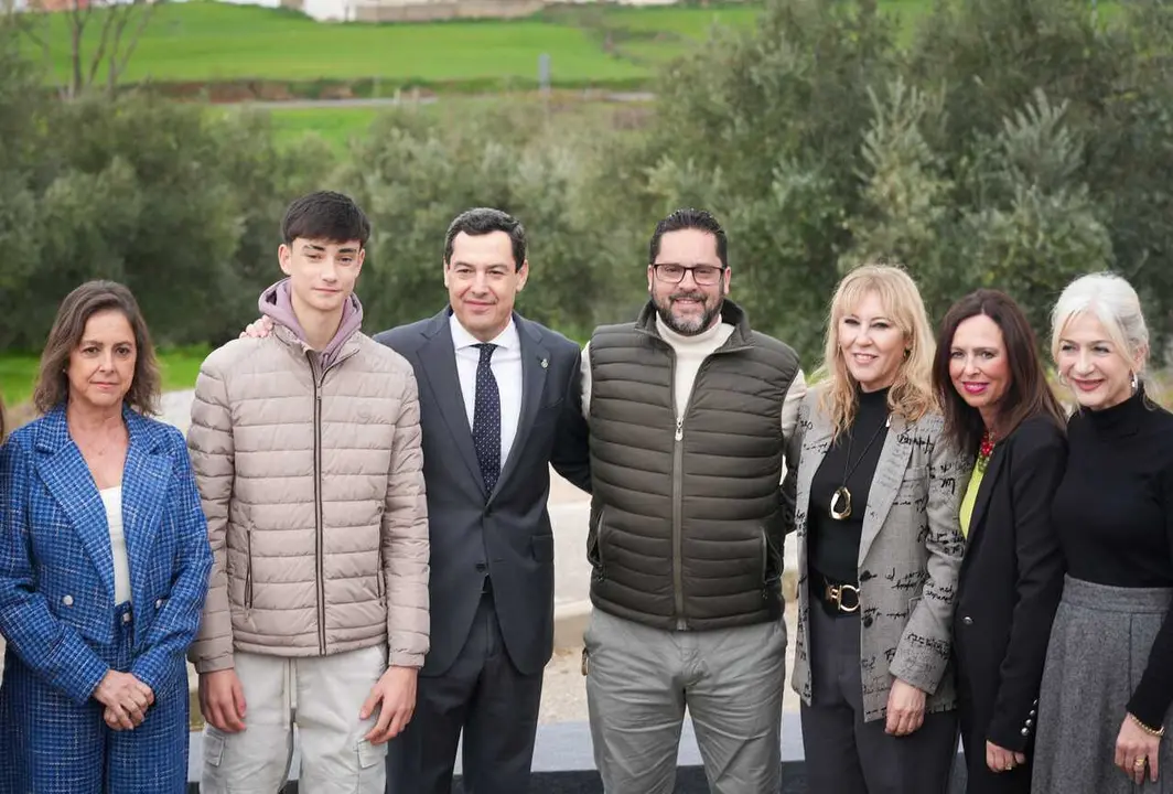 El presidente de la Junta de Andaluc&iacute;a, Juanma Moreno (3i), posa en una foto junto al joven de 16 a&ntilde;os, Julio Rodr&iacute;guez (2i), que se signific&oacute; en la ayuda y rescate de los heridos en el accidente ferroviario de Adamuz. A 18 de febrero de 2026 en Adamuz, C