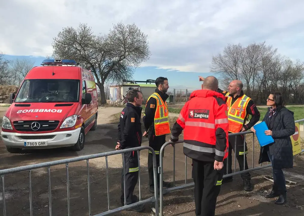 La concejal delgada de Bomberos y Protecci&oacute;n Civil del Ayuntamiento de Zaragoza, Ruth Bravo, delante del acceso cortado a la urbanizaci&oacute;n Torre Urz&aacute;iz, en Movera, desalojada por la crecida ordinaria del Ebro