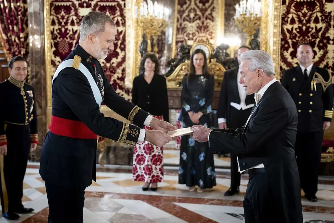 El Rey Felipe VI recibe la Carta Credencial del nuevo embajador de los Estados Unidos de Am&eacute;rica, Benjam&iacute;n Le&oacute;n JR., en el Palacio Real de Madrid