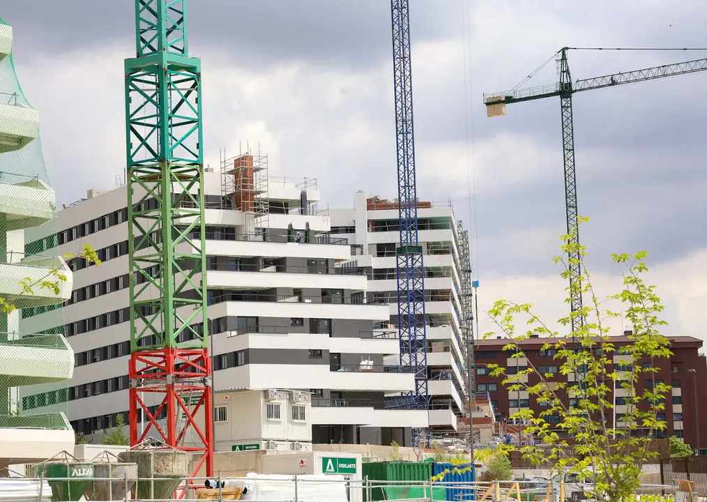 Archivo - Edificaci&oacute;n de viviendas en Tres Cantos, Madrid (Espa&ntilde;a)