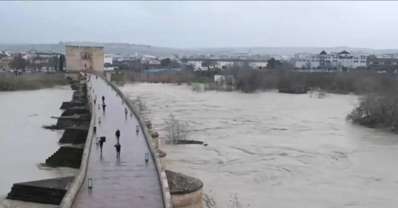   El Guadalquivir en nivel rojo de subida  