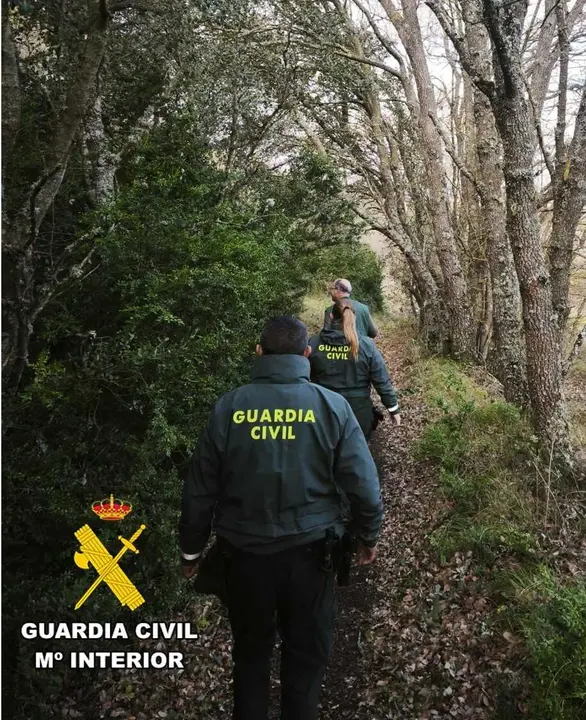 Agentes de la Guardia Civil en el dispositivo de b&uacute;squeda del anciano desaparecido en Urria (Burgos)