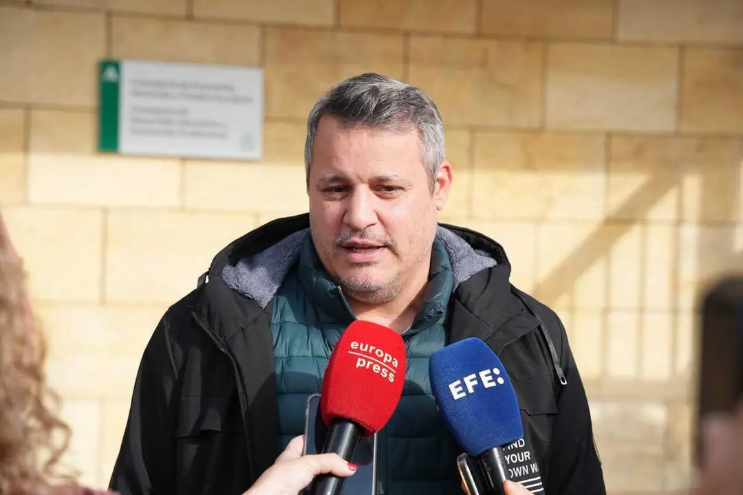 Archivo - El t&iacute;o y portavoz de la familia de Sandra Pe&ntilde;a, Isaac Villar, atiende a los medios en una foto de archivo.