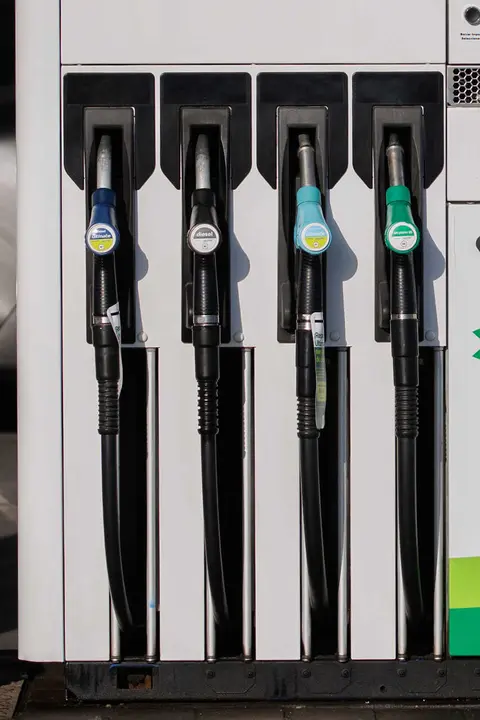 Archivo - Dispensadores de carburante en una gasolinera, a 11 de octubre de 2023, en Madrid (Espa&ntilde;a). Tras m&aacute;s de tres meses seguidos con subidas en los precios de los carburantes, las gasolineras han comenzado a rebajar los precios, siendo el precio de l