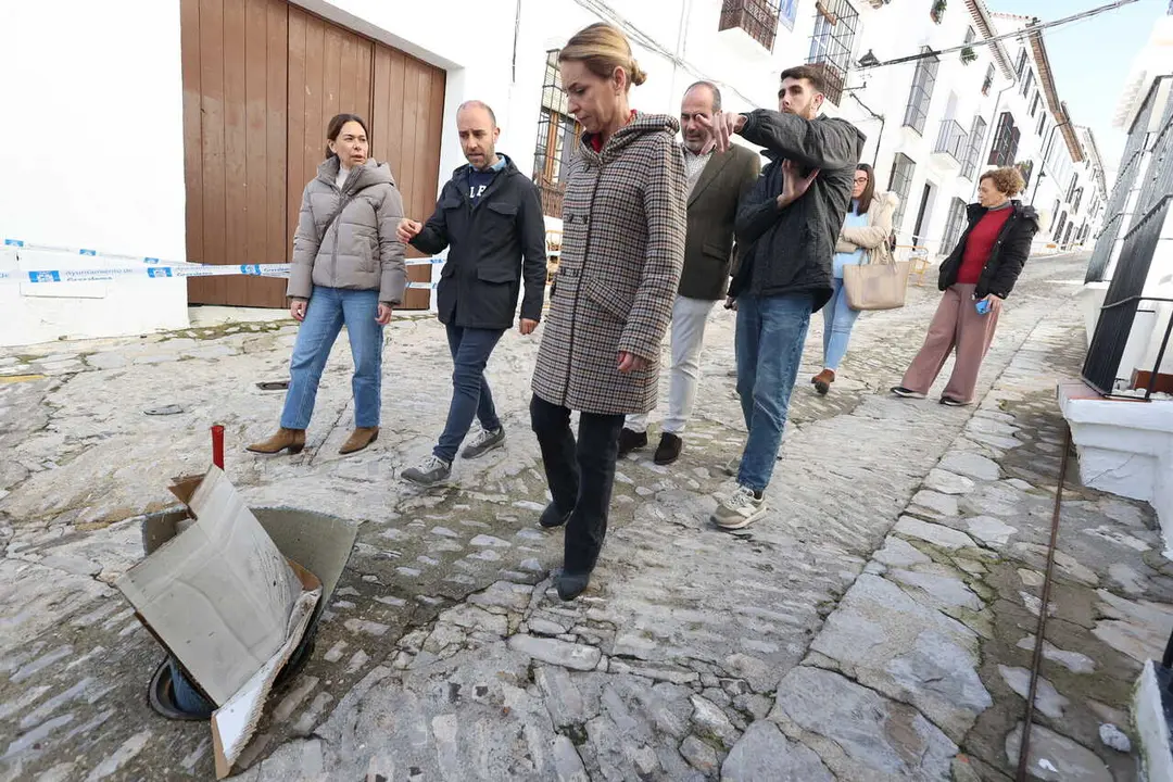 La presidenta de la Diputaci&oacute;n de C&aacute;diz, Almudena Mart&iacute;nez (1d), visita la localidad gaditana de Grazalempara interesarse por los da&ntilde;os que el municipio ha sufrido tras el paso del tren de borrascas por la zona. 