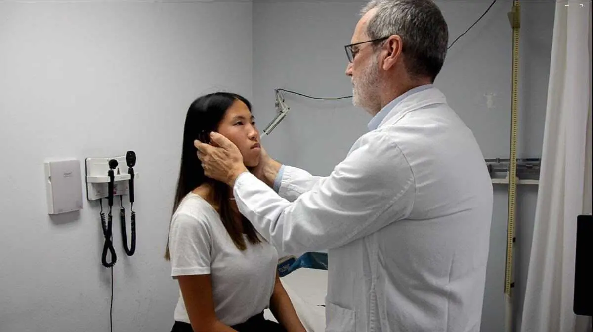 Un profesional realizando las maniobras para detectar v&eacute;rtigo benigno.