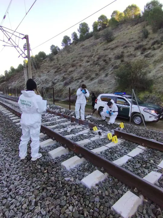 Archivo - Agentes de la Guardia Civil inspeccionan la v&iacute;a del tren, con rotura, donde descarrilaron los dos trenes de alta velocidad en Adamuz (C&oacute;rdoba).