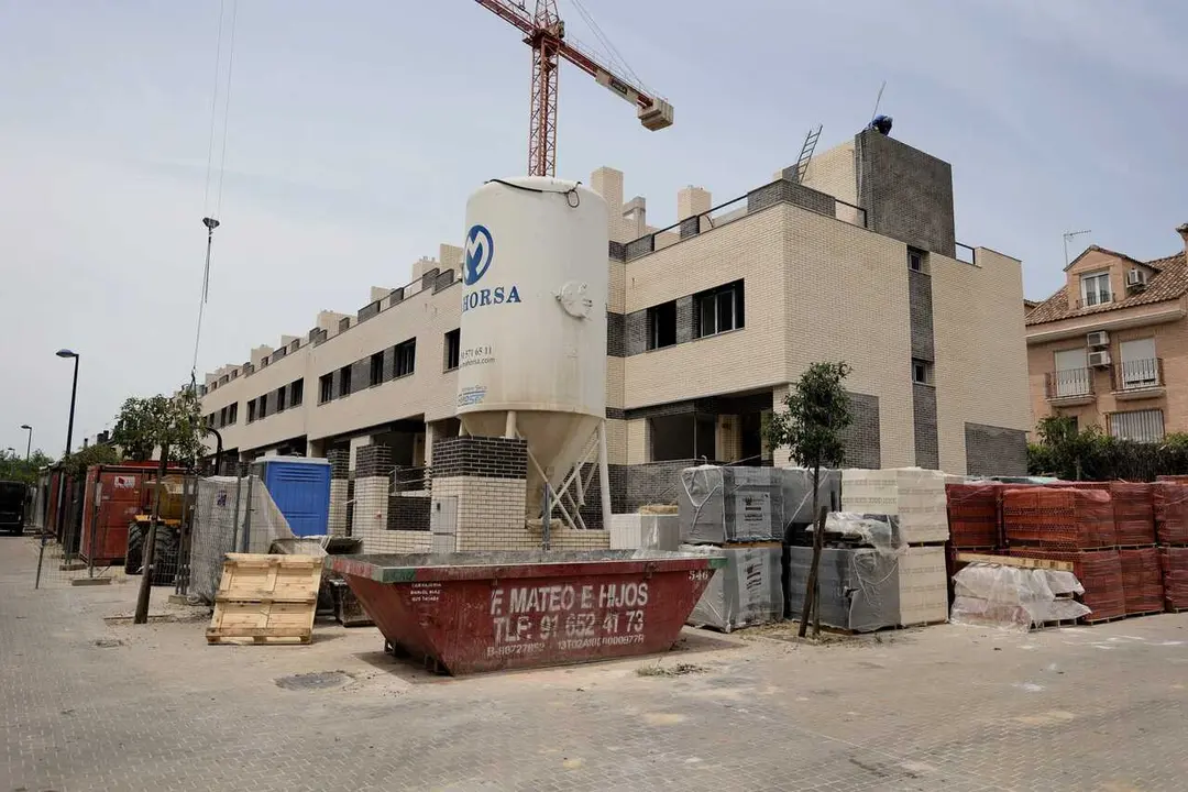 Archivo - Fachadas de viviendas en construcci&oacute;n