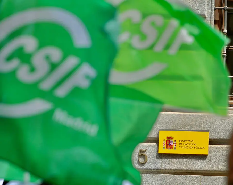 Archivo - Banderas la Central Sindical Independiente y de Funcionarios (CSIF) frente al Ministerio de Hacienda y Funci&oacute;n P&uacute;blica durante una protesta, a 22 de junio de 2022, en Madrid (Espa&ntilde;a). 