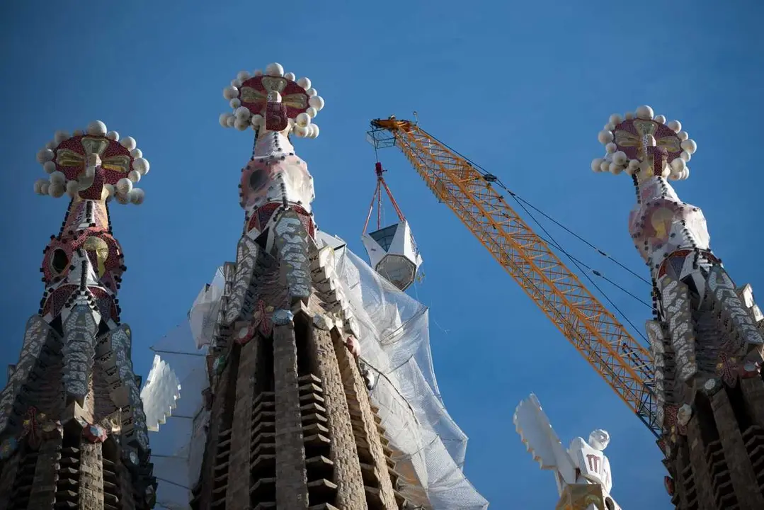 Imagen de la colocaci&oacute;n del brazo superior de la torre de Jesucristo de la Sagrada Familia de Barcelona