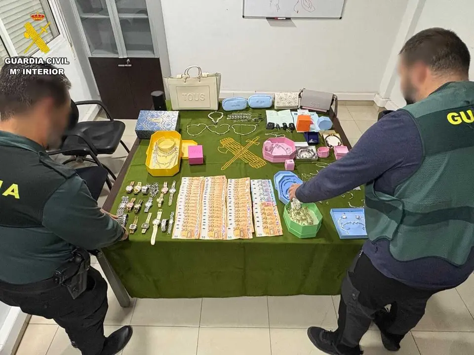 Archivo - En el registro en la vivienda de ambos se intervinieron diversa documentaci&oacute;n, joyas y relojes, ordenadores y otros dispositivos inform&aacute;ticos, as&iacute; como dos motocicletas, una furgoneta y un turismo.