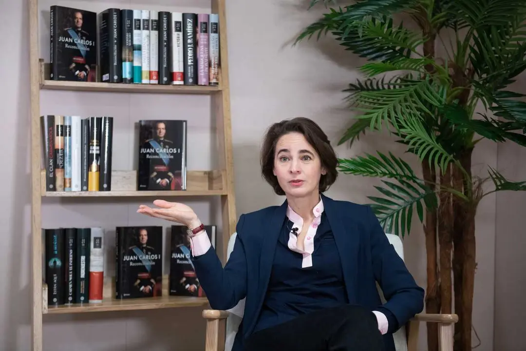 La escritora francesa Laurence Debray, bi&oacute;grafa de Juan Carlos I, posa en una entrevista con Europa Press junto a ejemplares del libro 'Reconcilaci&oacute;n' (Grupo Planeta)