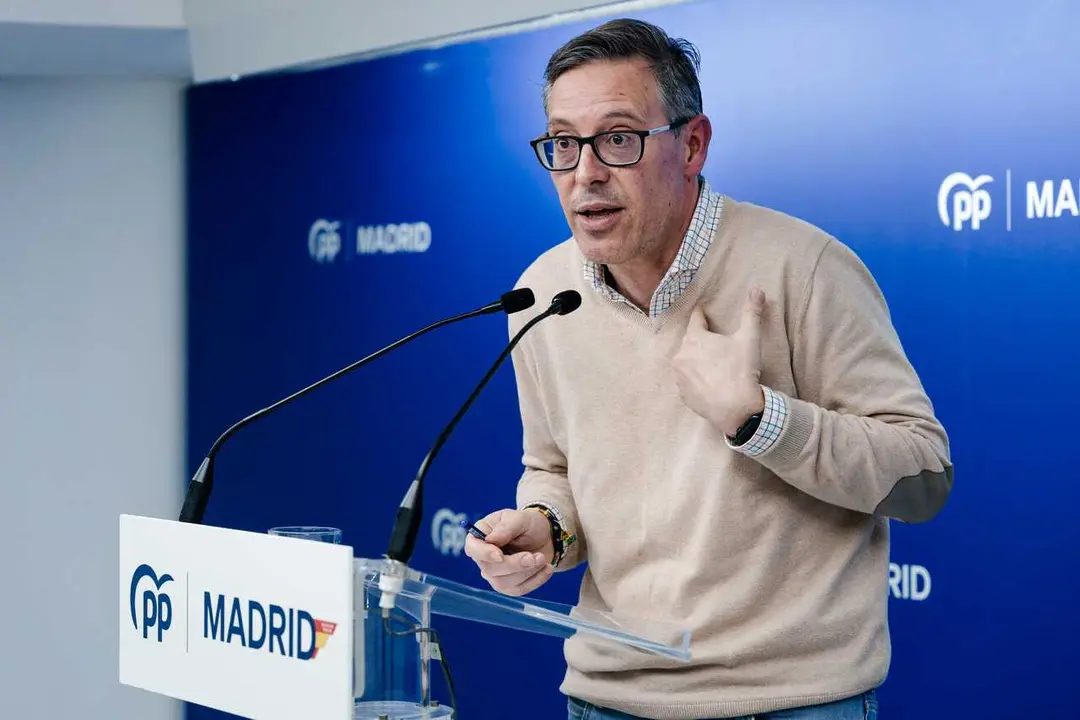 El secretario general del PP de Madrid, Alfonso Serrano, durante una rueda de prensa, en la sede del PP, a 6 de febrero de 2026, en Madrid (Espa&ntilde;a). Serrano ha comparecido tras la denuncia de acoso de una exconcejal de M&oacute;stoles contra el alcalde.
