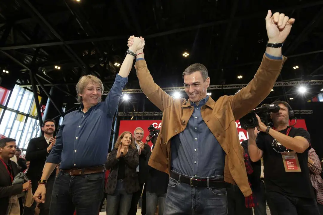 Archivo - El secretario general del PSOE de Castilla y Le&oacute;n y candidato a la Presidencia de la Junta, Carlos Mart&iacute;nez M&iacute;nguez, y el secretario general del PSOE y presidente del Gobierno, Pedro S&aacute;nchez, en un acto de partido en Le&oacute;n.