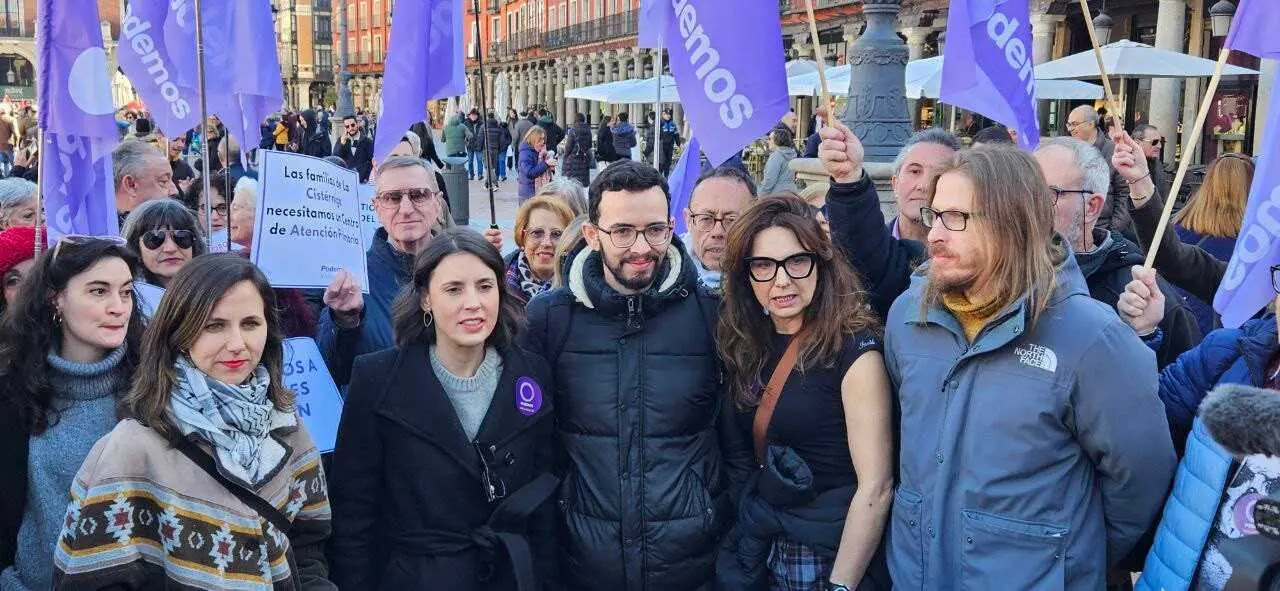 La eurodiputada y secretaria pol&iacute;tica de Podemos, Irene Montero, junto a la secretaria general de la formaci&oacute;n 'morada', Ione Belarra, y el secretario auton&oacute;mico, Miguel &Aacute;ngel Llamas