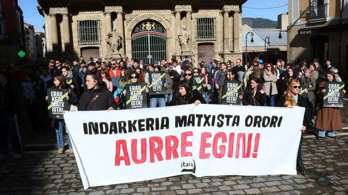 Concentraci&oacute;n en la plaza del Ayuntamiento de Pamplona en repulsa por el asesinato de una mujer en Sarriguren. / Javier Bergasa