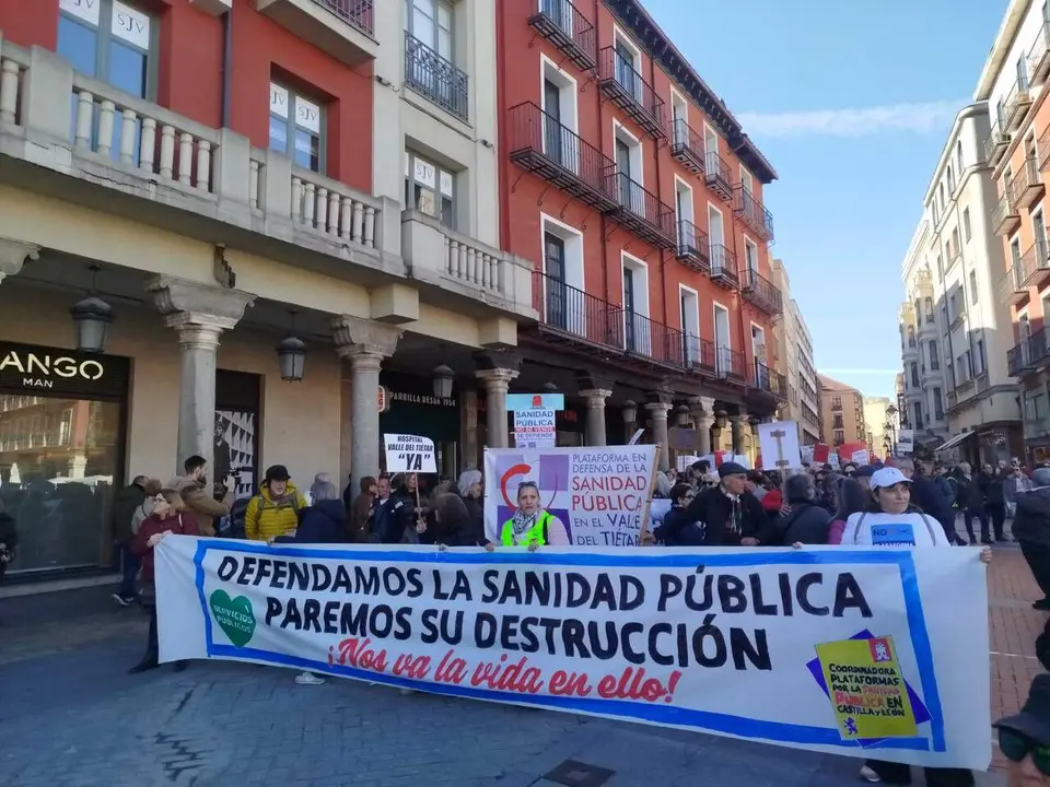 Inicio de la manifestaci&oacute;n en defensa de la sanidad p&uacute;blica en la Plaza Mayor de Valladolid.