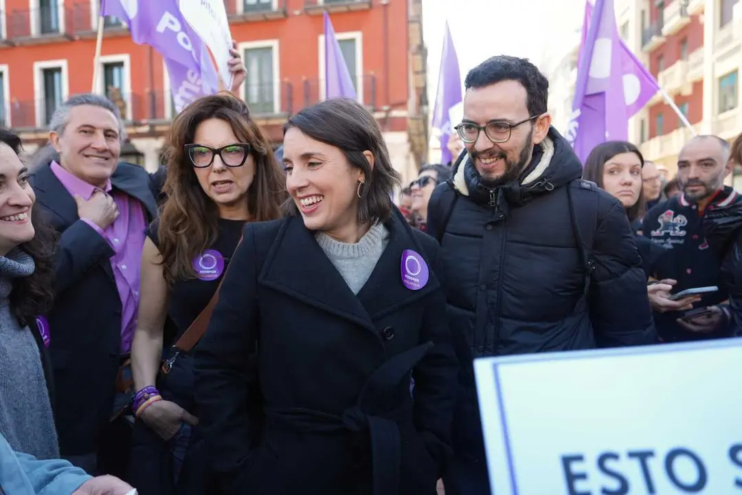 La secretaria pol&iacute;tica de Podemos y eurodiputada, Irene Montero (i), y el coordinador general de la formaci&oacute;n en Castilla y Le&oacute;n Miguel &Aacute;ngel Llamas (d) atienden a los medios durante una concentraci&oacute;n convocada por las Plataformas por la Sanidad P&uacute;blica
