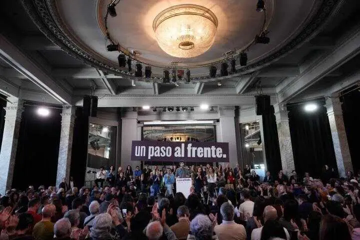 Dirigentes de Izquierda Unida, M&aacute;s Madrid, Comunes y Movimiento Sumar durante el acto &ldquo;Un paso al frente&rdquo; celebrado en el C&iacute;rculo de Bellas Artes de Madrid. EFE/ Borja S&aacute;nchez-Trillo