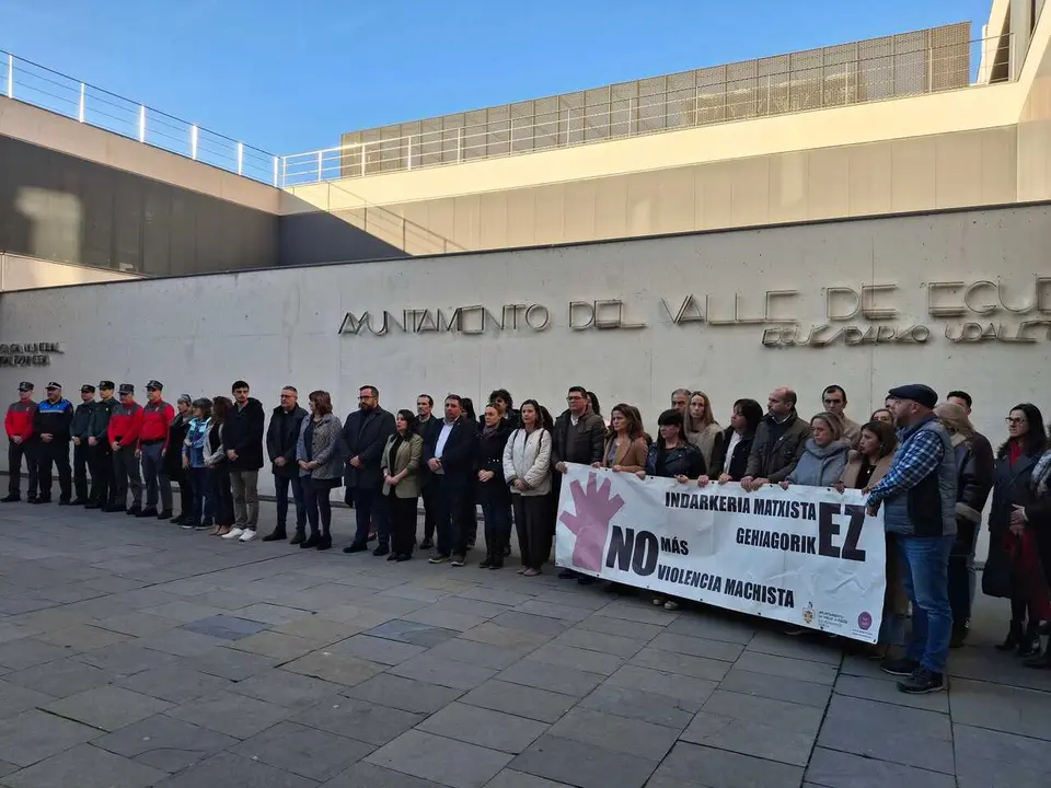Concentraci&oacute;n en protesta por el asesinato de una mujer en Sarriguren.